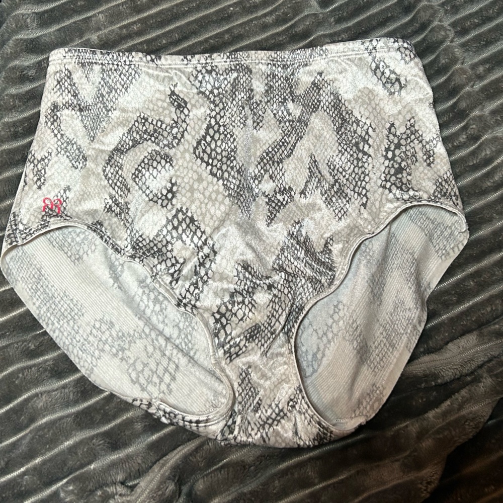 Ruby Ribbon white & black Snakeskin Shaping Brief size Large NWOT